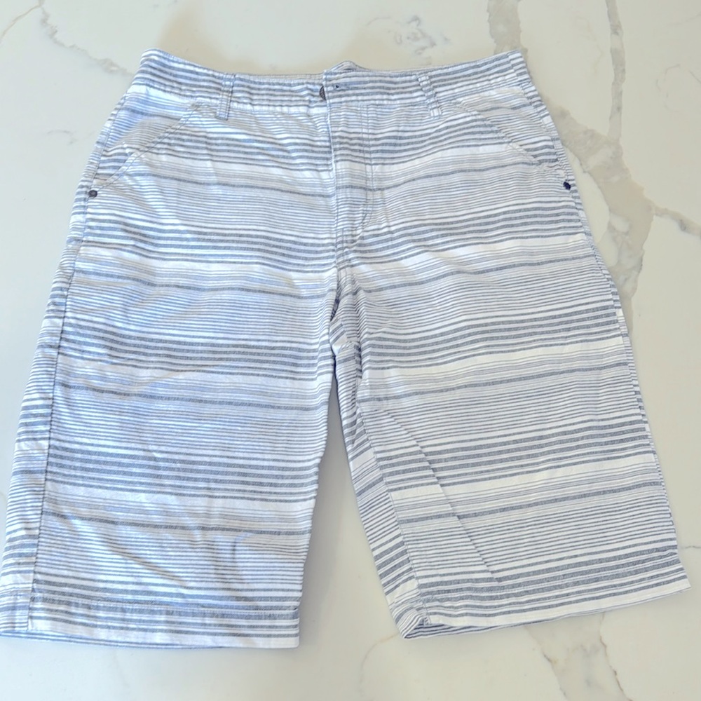 Like new condition men’s guess shirts grey and white, size 32